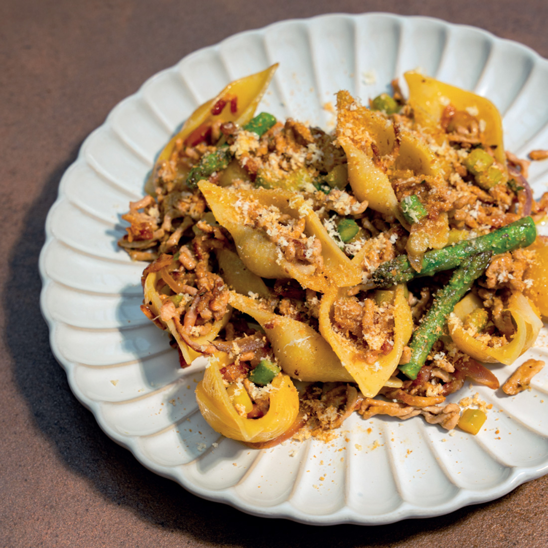 Conchiglioni so špargľou a bravčovým